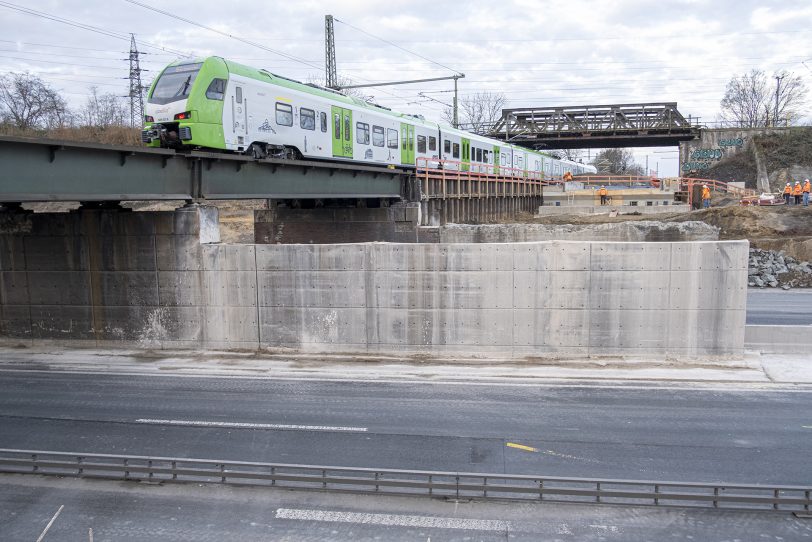 Einheben des ersten Teilstücks für die neue Eisenbahnbrücke über die A43 in Herne (NW), am Sonntag (28.0.2021).