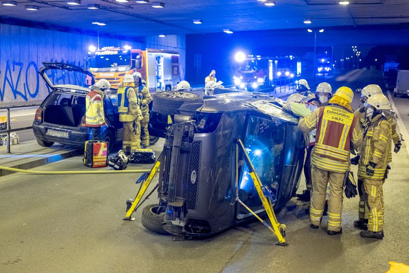 Übung der Feuerwehr in Herne (NW), am Donnerstag (09.06.2022), im Straßentunnel der Dorstener Straße. In dem 109 Metern langen Tunnel, unter den Eisenbahngleisen in Stadtteil Wanne, wurde der Verkehrsunfall mit zwei PKW und drei verletzten Personen realitätsnah inszeniert. Einsatzkräfte der Berufs- und der Freiwilligen Feuerwehr sowie des Rettungsdienstes übten die Befreiung der in den Fahrzeugen eingeschlossenen Personen und deren rettungsdienstliche Versorgung.