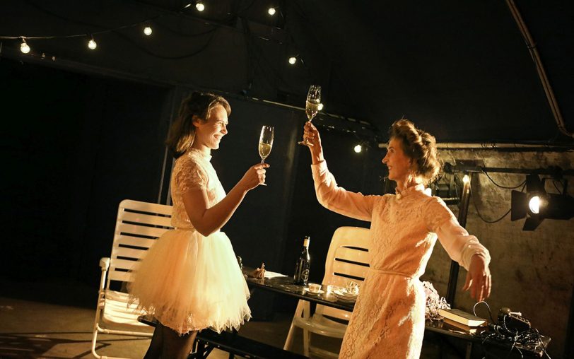 Yvonne Forster und Monika Bujinski in „Wir, Kinder der Sonne“ in Bochum.