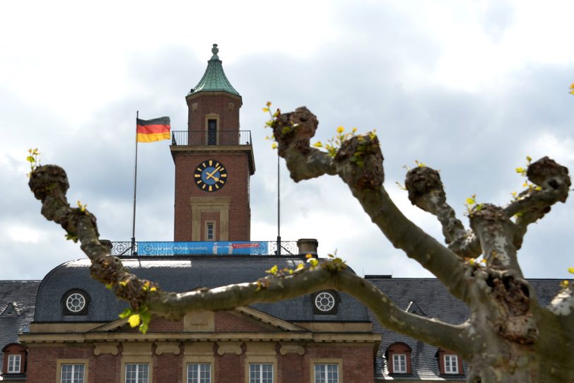 Die Bundesflagge weht am 1. Mai auf öffentlichen Gebäuden.