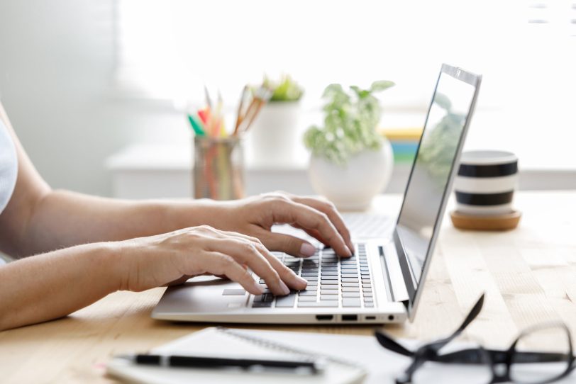 Pflegende Angehörige können sich im kostenfreien Online-Pflegekursus der AOK NordWest Tipps zur häuslichen Pflege abholen.