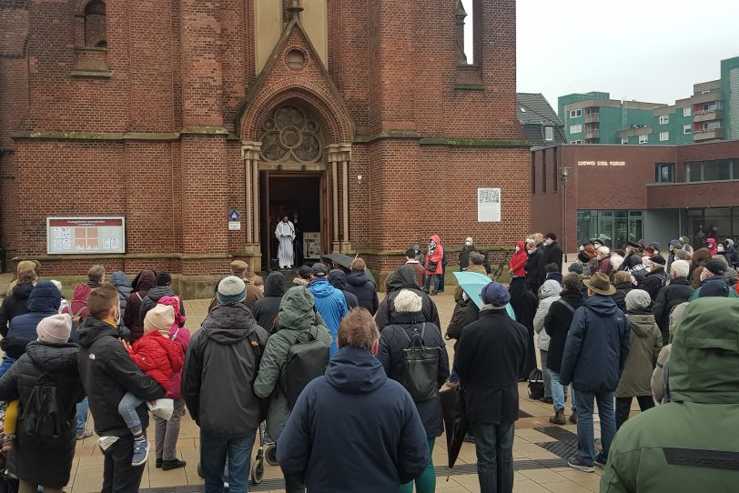 Friedensgebet vor der Kreuz-Kirchengemeinde am Europaplatz.