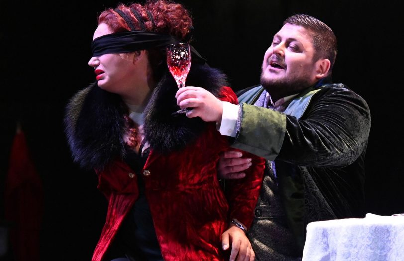 Scarpia (Alexey Zelenkov) umgarnt die verzweifelte Tosca (Liana Aleksanyan) in seinem Folterbunker im Palazzo Farnese.