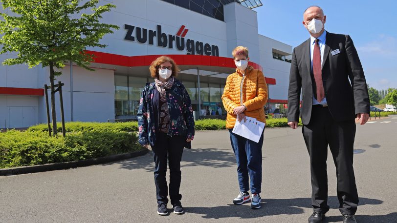 Mit unterzeichnetem Kaufvertrag in der Hand verabschieden sich (v.li.) Katharina Menke und Angelina Soike von Marco Meise, der die Planungen für die Einrichtung des neuen Wittekindshofer Wohnhauses an der Mont-Cenis-Straße übernommen hat.