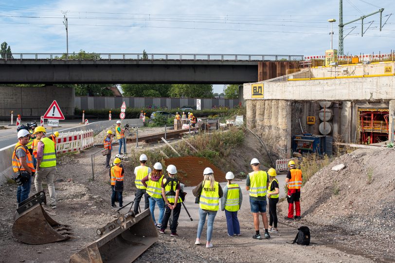 Durchstich für den Tunnel Baukau im Autobahnkreuz in Herne (NW), am Montag (22.08.2022). Nach knapp einem Jahr, in dem der neue Tunnel von der A43 zur A42 Stück für Stück unter den Bahngleisen vorangetrieben wurde, ist jetzt &quot;Licht am Ende des Tunnels&quot;.