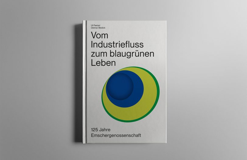 Zum 125. Geburtstag der Emschergenossenschaft ist nun ein offizieller Jubiläums-Bildband Eerschienen: „125 Jahre Emschergenossenschaft – Vom Industriefluss zum blaugrünen Leben“ nimmt die Leserinnen und Leser mit auf eine spannende und bunte Zeitreise von der Gründung 1899 bis in die blaugrüne Gegenwart.
