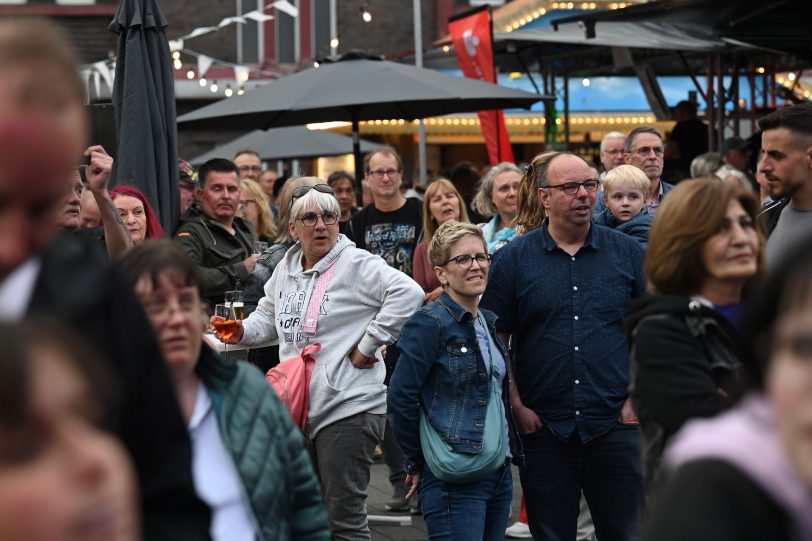 Feierende Besucher der Wanner Mondnächte