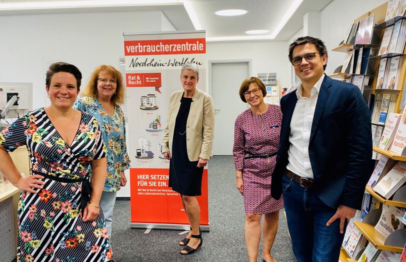 v.l. Veronika Hensing (Leiterin Verbraucherberatung), Inge Blask (SPD-Landtagsabgeordneten) und Alexander Vogt (re) tauschten sich mit dem Team der Beratungsstelle Herne aus.