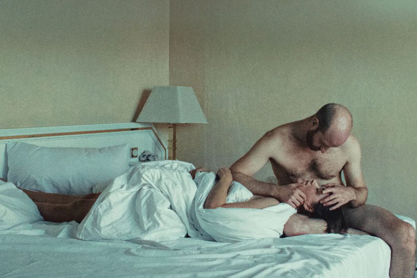 Kinofilm 'Ivo': Ivo (Minna Wündrich) hat ausgerechnet mit Franz (Lukas Turtur) ein Verhältnis, dem Mann ihrer totkranken Freundin Solveigh.