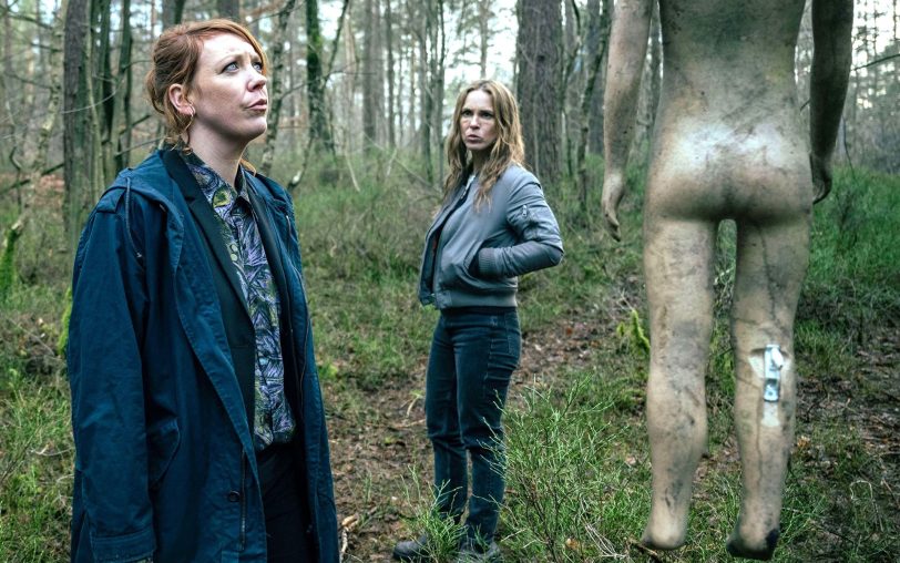 Wer treibt hier sein Unwesen? Melly Böwe (Lina Beckmann, l.) und Katrin König (Anneke Kim Sarnau) finden zerschossene Schaufensterpuppen im Wald.