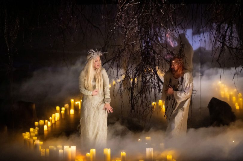 In Frank Philipp Schlössmanns atmosphärischer Bühne: die Sami-Prinzessin Guatemi (Deirdre Angenent) und ihr despotischer Gatte, König Helge (Friedemann Röhlig).