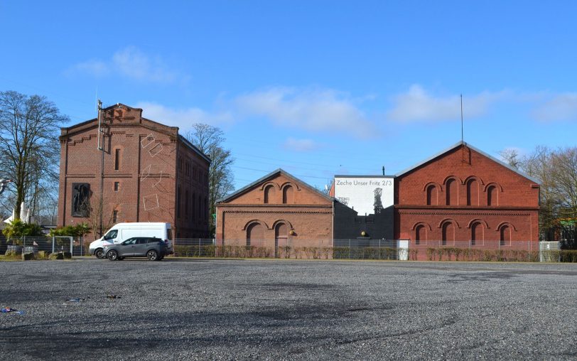 Wenn das Kauengebäude der Künstlerzeche Unser Fritz 2/3 ab 2027 saniert wird, sollen einige Aktivitäten in das benachbarte Fördermaschinenhaus (links) verlegt werden.