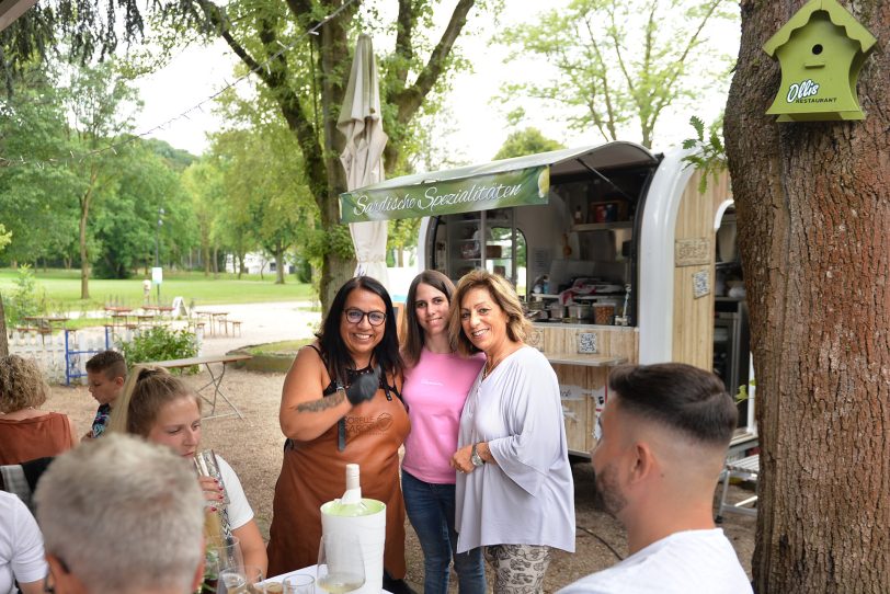 Sardische Leckereien und neue Freundschaften beim ersten Sardischen Abend im Biergarten von Ollis Restaurant. im Bild: Francesca und Chiara Eichler und Lucia Rosa Cortes – das Team von Sorelle Sarde.