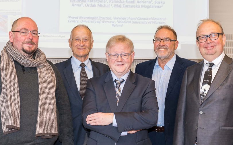 Vizepräsident Prof. Dr. Klaus Kisters (Mitte), Chefarzt der Klinik für Innere Medizin des St. Anna Hospital Herne, freute sich auf einen regen Austausch mit (v.l.n.r.) Dr. Dr. Martin Kolisek, Dr. Robert Hunger, Prof. Dr. Sepp Porta, Präsident Prof. Dr. Oliver Micke und weiteren Experten beim 37. Symposium der Gesellschaft für Magnesium-Forschung e. V.