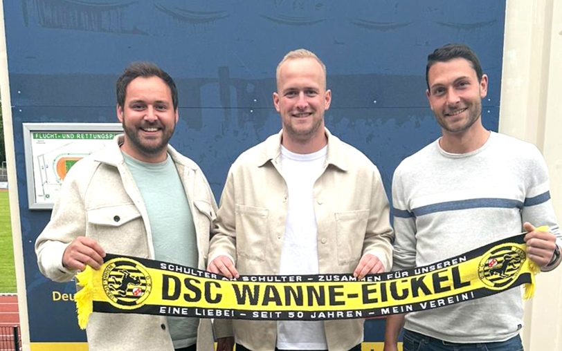 Er ist wieder da: Der langjährige DSC-Spieler Alexander Schlüter (re.) übernimmt zur neuen Saison gemeinsam mit Davide Basile (li.) das Traineramt beim Wanne-Eickeler Fußball-Westfalenligisten. Für den Sportlichen Leiter Dustin Blum (M.) ist das „eine Ideallösung“.