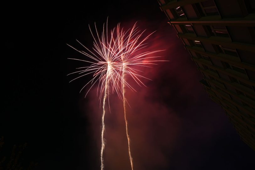 Das Eröffnungsfeuerwerk der Cranger Kirmes 2024, aufgenommen vom Abschussplatz am Westhafen.