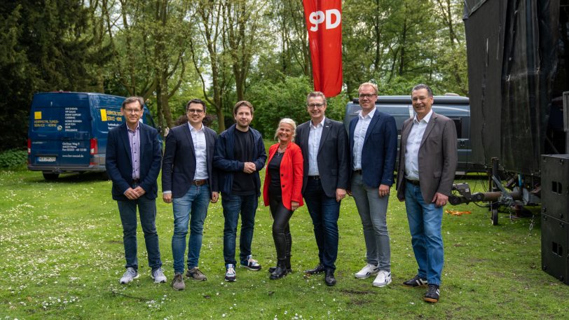 Das SPD-Familienfest am Sonntag (7.5.2023) im Schlosspark Strünkede. Im Bild (v.li.) OB Dr. Frank Dudda, der Landtagsabgeordnete Alexander Vogt, SPD-Generalsekretär Kevin Kühnert, die Herner SPD-Geschäftsführerin Britta Batkowski, Bürgermeister Kai Gera, der Herner SPD-Chef Hendrik Bollmann und der Herner SPD-Fraktionschef Udo Sobieski.