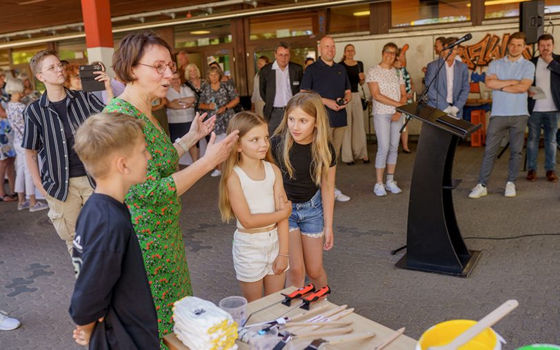 Zusammen mit den Kindern fertigte Schulleiterin Gabriele Schlemminger (grünes Kleid) ein Kunstwerk an.