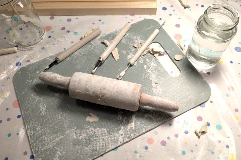 Zweitägiger Workshop in der Kreativwerkstatt &amp;amp;#039;Mondwerkstatt Wanne-Eickel&amp;amp;#039; von Inka Klein-Heidicker. Im Dezember 2025 erstellten elf Kinder im Alter von sieben bis elf Jahren ein Weihnachtsgeschenk: Eine Krippe aus Holz und einer Modelliermasse.