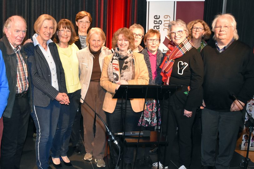 Nach der Lesung ist vor der Lesung: Mitglieder der ID55-Schreibwerkstatt unter Leitung der Lektorin Anette Pehrsson (Mitte) im Literaturhaus Herne.