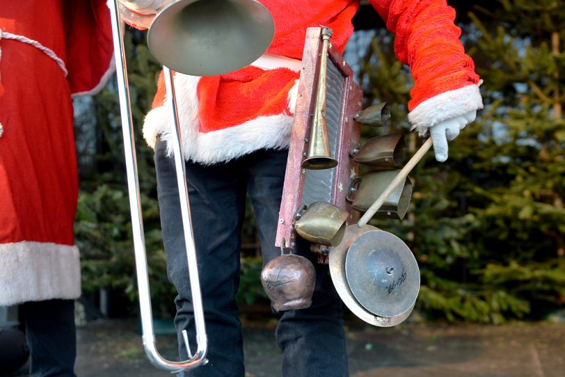 Die Gute-Laune-Band 'Little Johns Jazz Band' beim 4. Adventsmarkt in Altenhöfen am Samstag (30.11.2024).