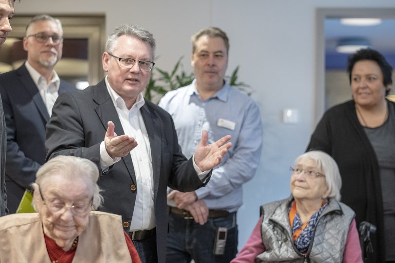 HBG-Geschäftsführer Hans Lothar Przybyl stellt den Senioren das neue Programm vor.