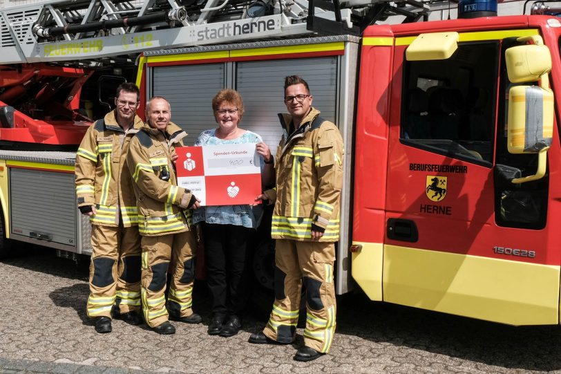 Aus den Händen Rainer Engel, Stephan Beier und Christian Schröter nahm Hospiz-Leiterin Anneli Wallbaum das Geld dankend an.