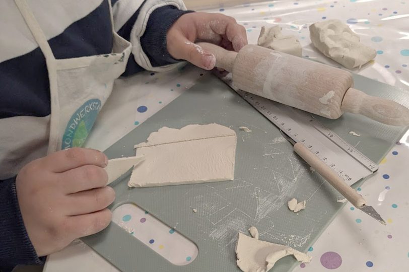 Zweitägiger Workshop in der Kreativwerkstatt &amp;amp;#039;Mondwerkstatt Wanne-Eickel&amp;amp;#039; von Inka Klein-Heidicker. Im Dezember 2025 erstellten elf Kinder im Alter von sieben bis elf Jahren ein Weihnachtsgeschenk: Eine Krippe aus Holz und einer Modelliermasse.