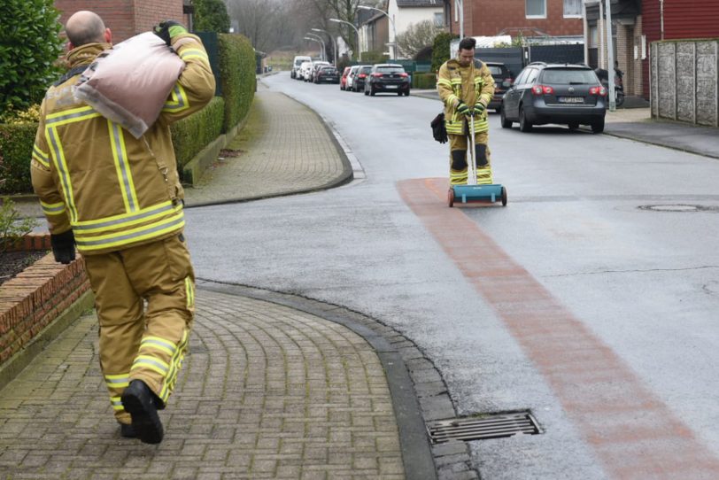 Feuerwehr Einsatz am Südpool wegen eines Ölteppichs.