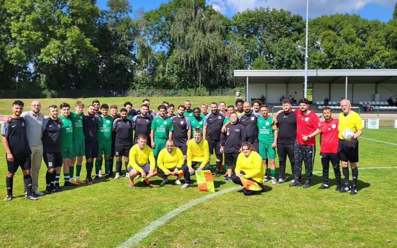 Das Schiedsrichter-Integrationsteam, ein Projekt vom Fußballkreis Herne/ Castrop-Rauxel sowie der wewole-Stiftung. Geleitet wurde das Spiel vom Schiri Michael Trockel (re.), ihn unterstützten vier Assistenten. Der SV Sodingen 2 bezwang RSV Wanne 2 mit 2:0.