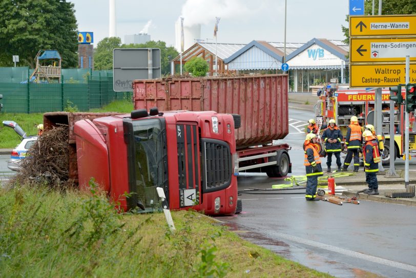 Umgekippter Laster an der A-42-Auffahrt in Horsthausen.