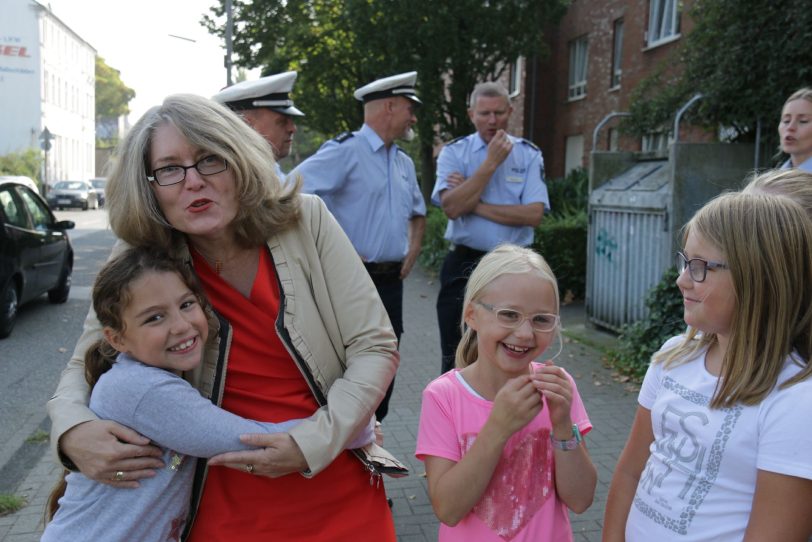 Kerstin Wittmeier mit Schülerinnen.