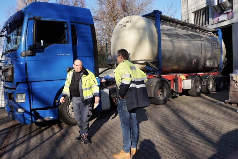 Mit drei Tankwagen-Ladungen eines speziellen Wassers wurde der erste Bauabschnitt des grünen Wärmenetzes in Herne-Horsthausen befüllt.