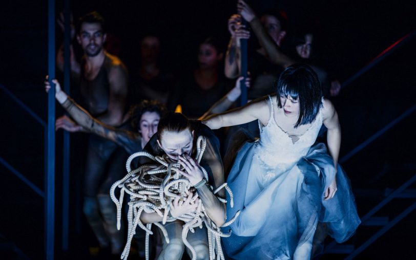 Szofia Safranka-Peti und Marie-Louise Hertog von der MiR Dance Company nehmen Ovids Schlangenmythos wörtlich.