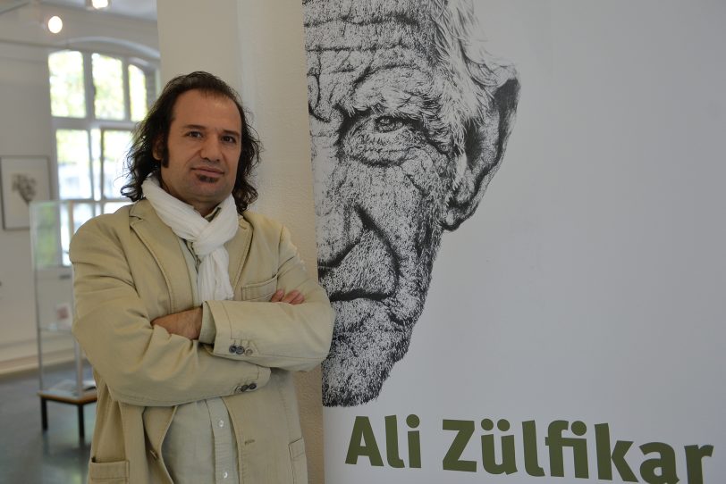 Der Künstler Ali Zülfikar stellt im Heimatmuseum seine Portraits 'Angesichter' aus.