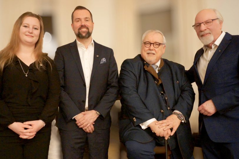 Der Präsident der Lions Herne-Emschertal und der Distrikt-Governor des Lions Distrikts Westfalen-Ruhr Peter R. Fricke überreichten den neuen Clubmitgliedern Hanno Lillig und Melanie Wischeloh die traditionellen Mitgliedsnadeln.