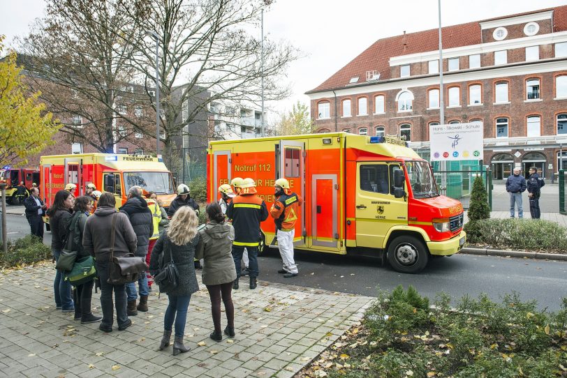 Rettungswagen vor der Hans-Tilkowski-Schule..
