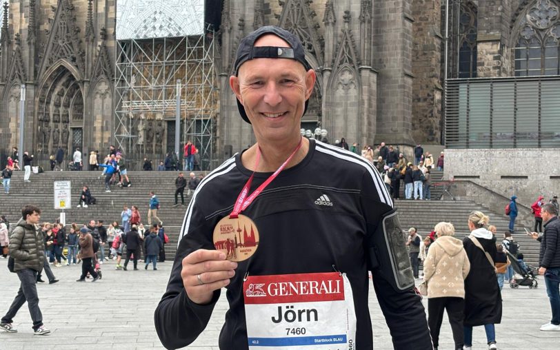 Jörn Abend lief über die vollen 42,195 Kilometer und erreichte insgesamt den 2.434 Platz bei über 6.000 Teilnehmern.