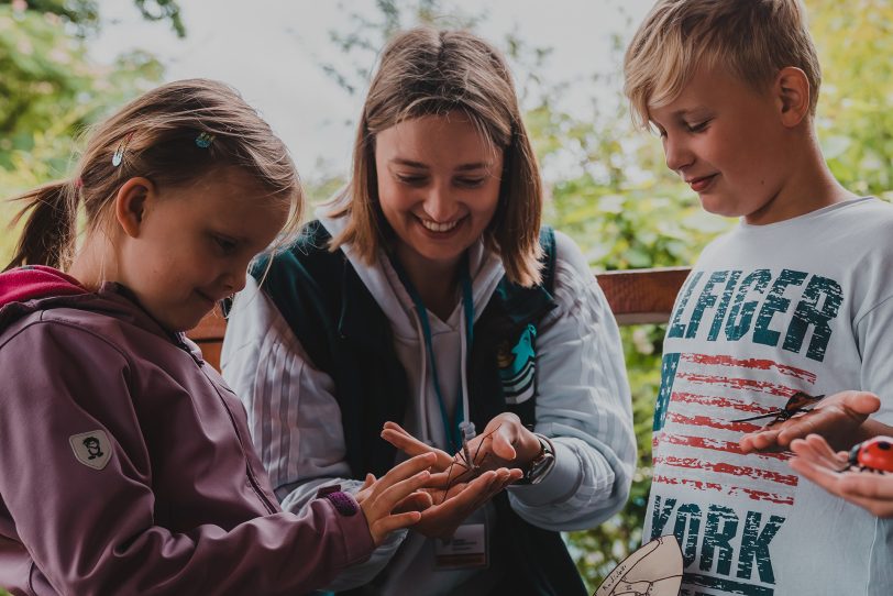 Ferienkinder entdecken die Welt der Insekten und begreifen die wichtige Bedeutung dieser Kleinstlebewesen für unser Ökosystem.