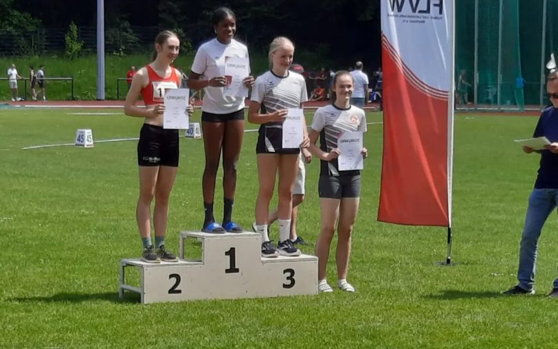 Der TV Wanne war mit zwei Sportlerinnen bei den Westfalenmeisterschaften in Dortmund dabei. Katharina Kämpkes (re.) landete auf Platz vier beim Weitsprung.
