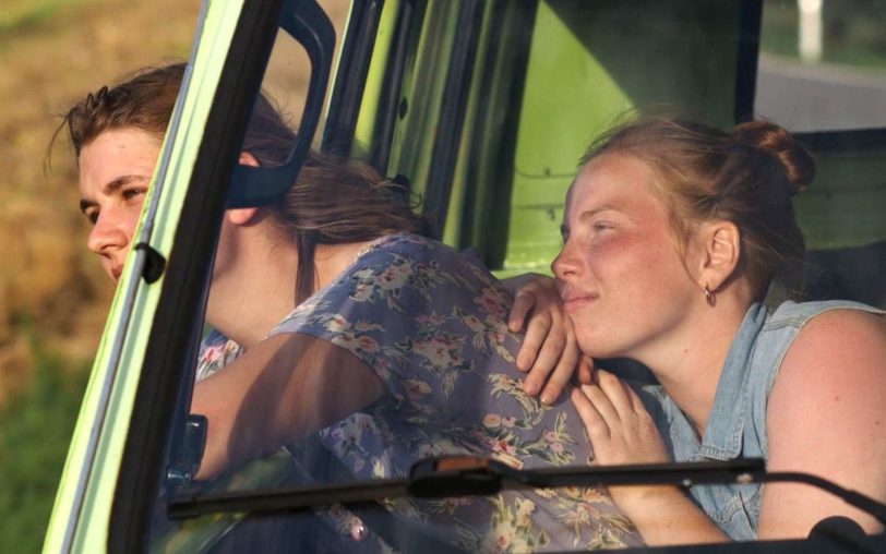 Als Michi am Steuer sitzt, tanken Kalinka (Karolin Nothacker) und Carina (Lorena Elser) frische Landluft.