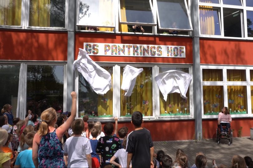 Decken weg: Das neue Schild der Grundschule Pantrings Hof.