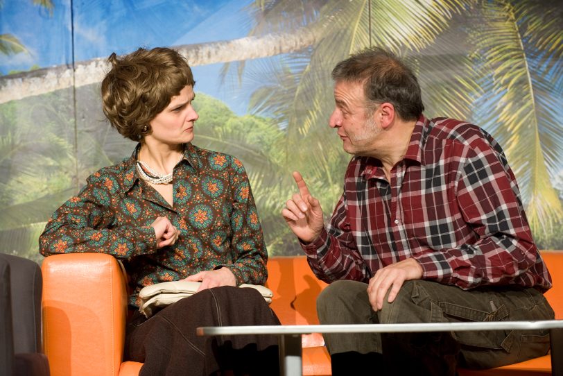 Frau Piesewotzki, Libuda und ich: Rainer Besel als um 20 Jahre gealterter Ronaldo Montakowski mit Astrid Breidbach als nervige Nachbarin Frau Piesewotzki.