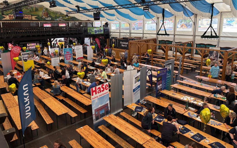 Viel Platz für leere Stellen und freie Ausbildungsplätze: Das Job-Speeddating in der Cranger Festhalle am Dienstag (5.8.2025). Knapp 60 Unternehmen suchten Mitarbeiter und Auszubildende, rund 500 Personen kamen zur Beratung vorbei.