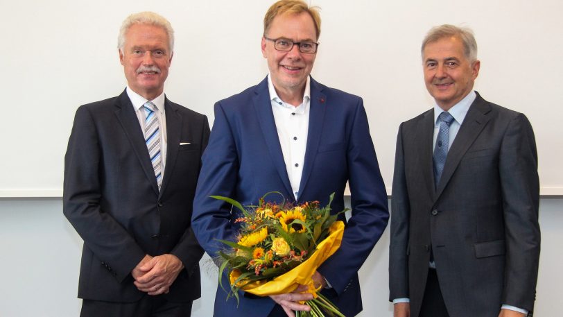 Glückwünsche für den frisch ernannten Chefarzt Dr. Mike Thompson (Mitte) von Geschäftsführer Heinz-Werner Bitter (l.) und dem Ärztlichen Direktor Prof. Dr. Matthias Kemen.