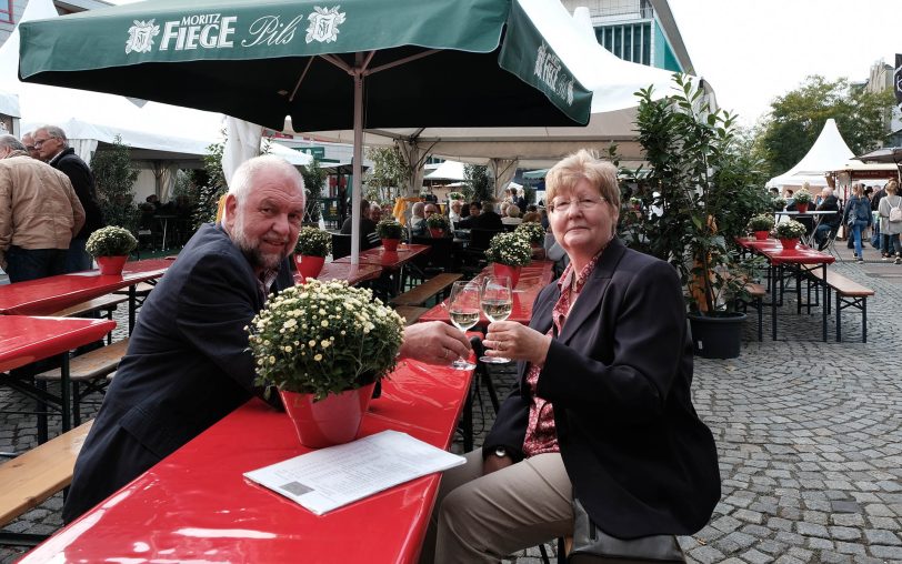 Besucher des Winzermarktes.