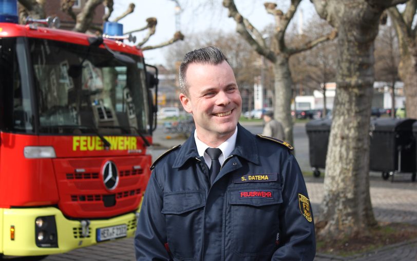 Der Abteilungsleiter Technik und stellvertretender Leiter der Feuerwehr, Sebastian Datema, stellte die Fahrzeuge genauer vor.