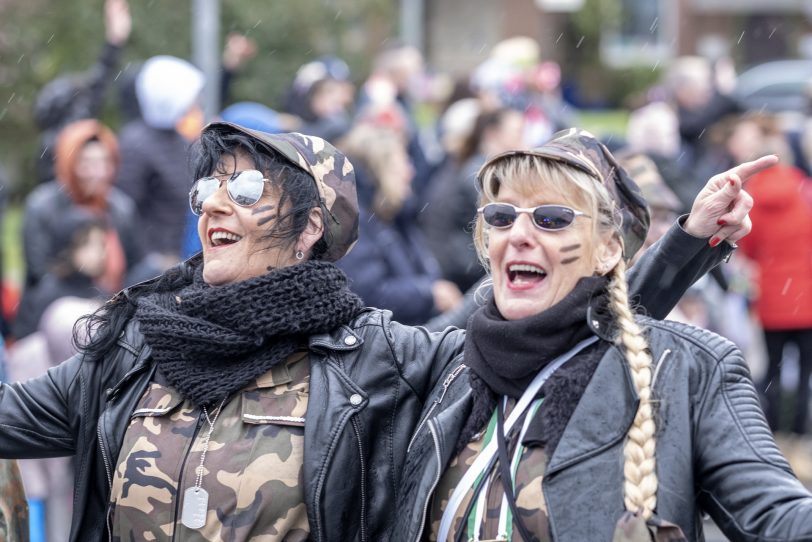 Der Karnevalsumzug am Rosenmontag (04.03.2019) in Herne (NW). Der Umzug startete pünktlich um 12 Uhr vom Kurt-Edelhagen-Platz in Sodingen in Richtung Innenstadt. Trotz der Unwetterwarnung des DWD hatten sich die HeKaGe und das Ordnungsamt entschieden, den Zug rollen zu lassen. Kurz nach dem Start setzte ein heftiger Schauer ein, der Teilnehmer und Zuschauer ordentlich durchweichte.