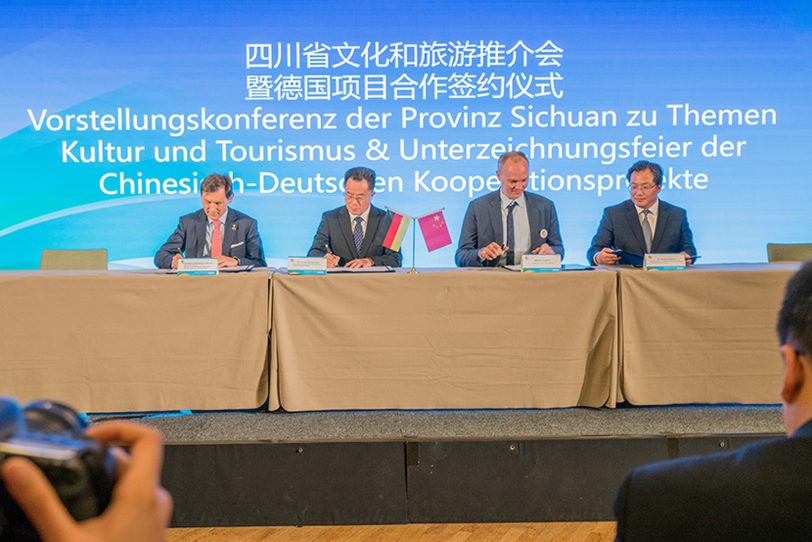 Oberbürgermeister Dr. Frank Dudda (l.) und der Parteisekretär von Luzhou, Liu Qiang (2.v.l.).