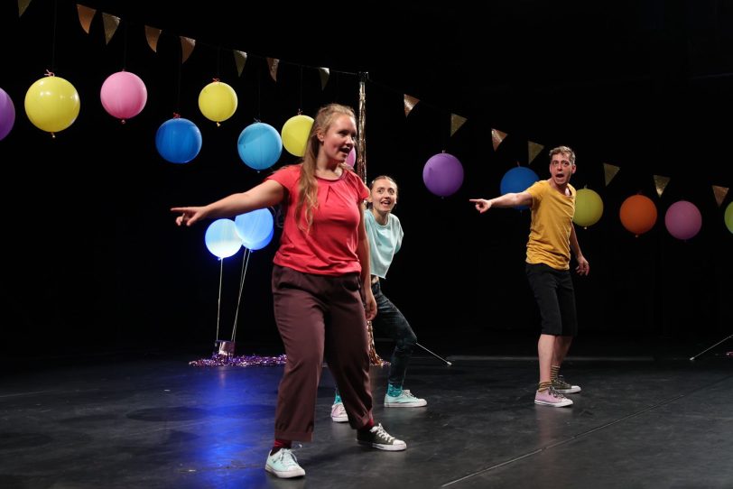 Anna Sander, Katharina Rettich und Benjamin Werner begeistern in „Disco!“ für alle ab vier Jahren.